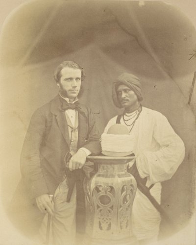 Porträt von J.D. Forsyth, Esq., C.S. Sec., Hauptkommandant in Oude mit seinem indischen Diener von Felice Beato