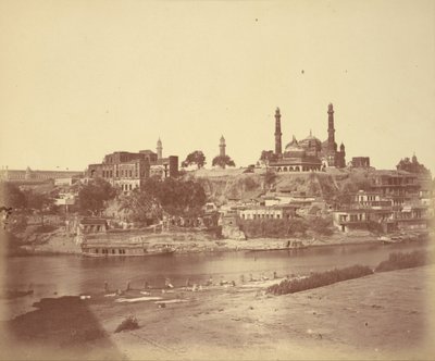 Das Muchee Bhawan Fort und der Gomti-Fluss, vom Steinbrücke aus gesehen von Felice Beato