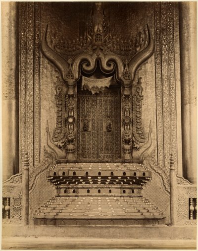 Der The-ha-thana oder der Löwenthron im Myei-nan oder Hauptaudienzsaal im Palast von Mandalay, Burma, Ende des 19. Jahrhunderts (Albuminabzug) von Felice Beato