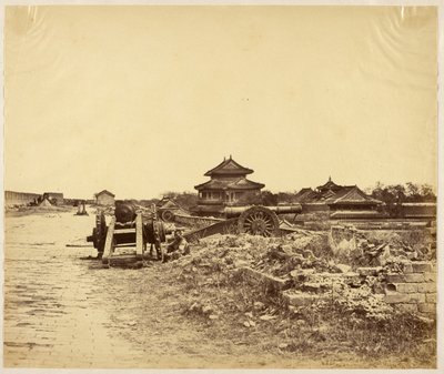 Oberseite der Mauer von Peking, Besitz ergriffen am 14. Oktober 1860, zeigt die chinesischen Kanonen gegen unsere Batterien gerichtet von Felice Beato