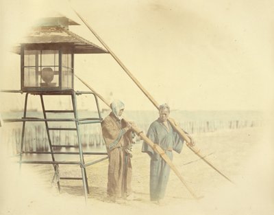 [Zwei Männer mit Rudern neben einer Laterne] von Felice Beato