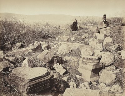 Ein Mönch und ein Mann mit einer Waffe posieren, sitzend auf einigen Ruinen, in der Nähe von Kafarnaum von Félix Bonfils