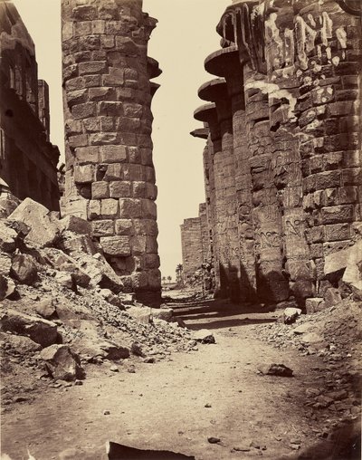 Zentrale Allee der Hypostylhalle, von Osten aufgenommen (Karnak) - Theben von Félix Bonfils