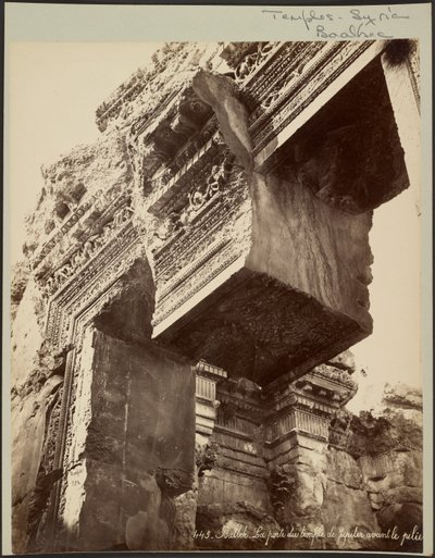 Balbek, Das Tor des Jupiter-Tempels vor der Säule von Félix Bonfils