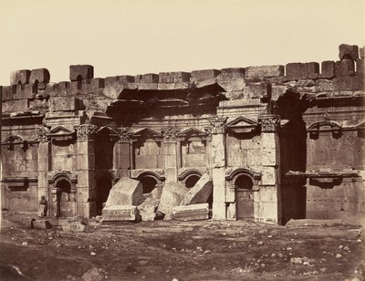 Quadratische Kammern, rechts, im rechteckigen Hof - Baalbek von Félix Bonfils