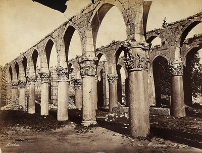 Säulen und Bögen in der archäologischen Zone von Heliopolis oder Baalbek, Libanon von Félix Bonfils