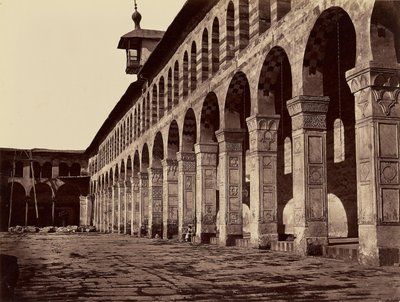 Enfilade der Großen Moschee, Südseite, im Hof (Damaskus) von Félix Bonfils