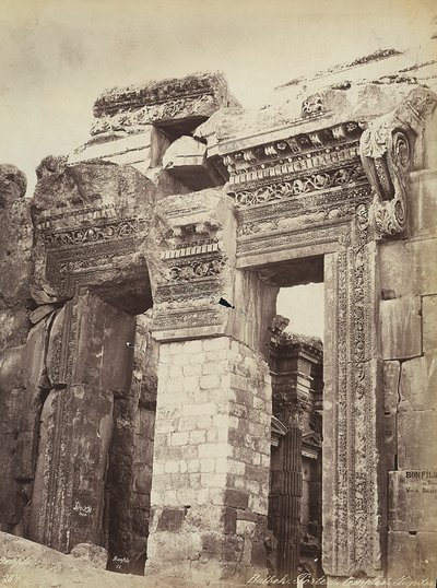 Eingang zum Tempel des Jupiter oder Tempel der Sonne in der archäologischen Zone von Heliopolis oder Baalbek, antike syrische Stadt, heute Libanon von Félix Bonfils