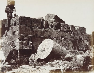 Ruinen der Säulen des Jupiter-Tempels, in der archäologischen Zone von Heliopolis oder Baalbek, antike syrische Stadt, jetzt Libanon von Félix Bonfils