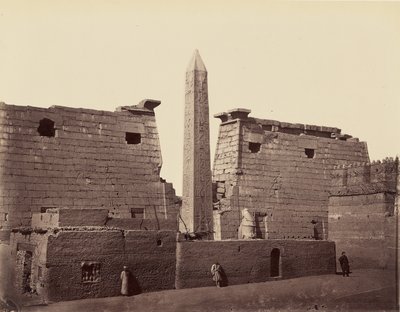 Tempel von Luxor: Obelisk und Pylon [Theben] von Félix Bonfils