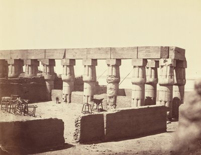 Tempel von Luxor. Gesamtansicht der mittleren Kolonnaden [Theben] von Félix Bonfils