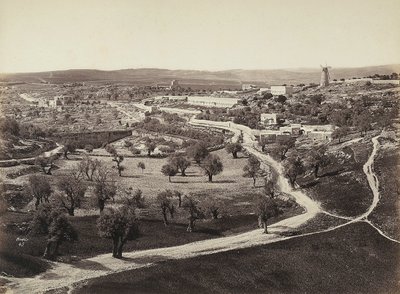 Tal-Landschaft mit einer Windmühle und Olivenhainen von Félix Bonfils