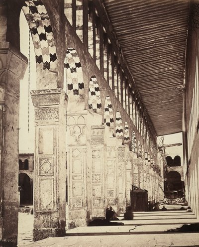 Ansicht der Kolonnade in der Omayyaden-Moschee in Damaskus, Syrien. Ursprünglich ein Tempel für die Aramäer, dann eine christliche Basilika, wurde sie schließlich zu einer Moschee, die den Christen erlaubte, einen Flügel der Struktur weiterhin für religiös von Félix Bonfils