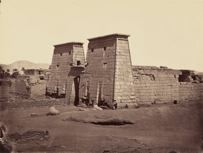 Allgemeine Ansicht des Tempels von Ramses III (Karnak) Theben von Félix Bonfils