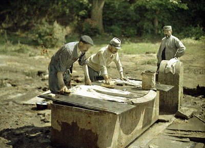 Drei französische Soldaten beim Wäschewaschen an einem Brunnen, Soissons, Aisne, Frankreich, 1917 von Fernand Cuville