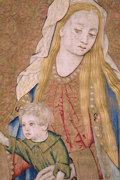 Flämischer Wandteppich. Die Jungfrau mit dem Kind und Engeln. Ca. 1500 von Flemish School