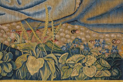 Flämischer Wandteppich. Die Jungfrau mit dem Kind und Engeln. Ca. 1500. von Flemish School