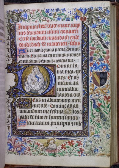 Historiierte Initiale mit der Jungfrau und dem Kind, Stundenbuch, Gebrauch von Tournai, auf einem Halbmond kombiniert mit einem dreiseitigen Rand und einem vollen Rand mit Akanthusblättern, Blumen, Vögeln, einem musizierenden Engel und einem Wappen von Flemish School
