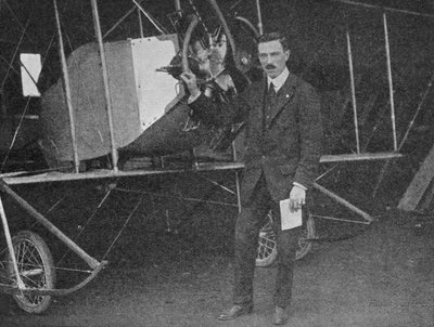 Einer der besten Ausbilder: Lewis WF Turner steht neben einem Caudron-Trainings-Doppeldecker, 1913 1934 von Flight Photo