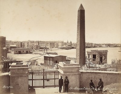 Alexandria, Ägypten: der Obelisk der Kleopatra, mit vier Männern, die für das Foto posieren von Félix Bonfils