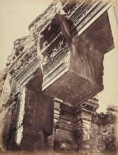 Detail des Eingangs zu einem Tempel in der archäologischen Zone von Heliopolis oder Baalbek, antike syrische Stadt, heute Libanon von Félix Bonfils