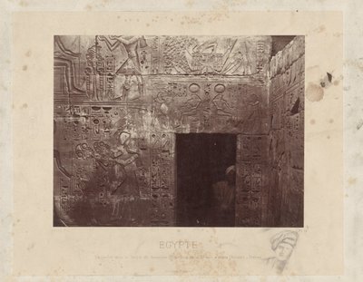 Mann in einer Türöffnung im Tempel von Ramses III in Ägypten von Félix Bonfils