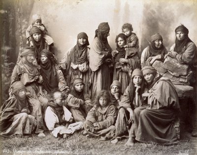 Porträt einer Gruppe syrischer Beduinen in bescheidener ethnischer Kleidung von Félix Bonfils