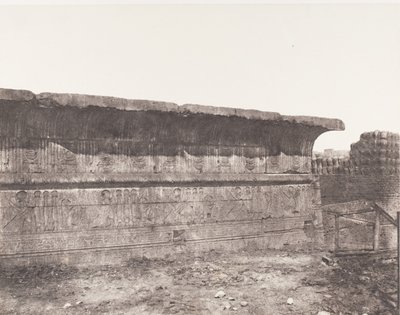 Esneh Latopolis, Bauwerk im Sand - Außenwand - Gesims von Félix Teynard