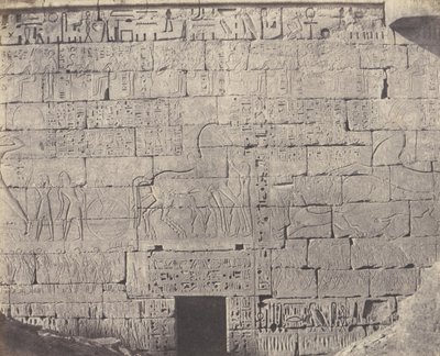Médinet-Abou Thèbes, spätere Konstruktionen - Fragment einer Skulptur, 1851-52, gedruckt 1853-54 von Félix Teynard