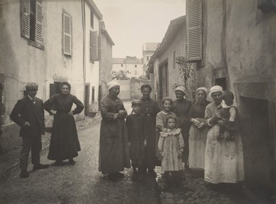 Gruppe von Erwachsenen und Kindern auf einer Dorfstraße in der Auvergne von Félix Thiollier