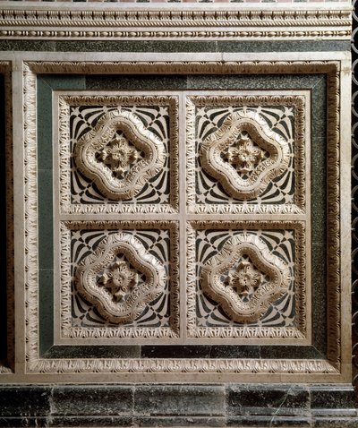 Detail der Marmorwand, die die Marmorkanzel stützt von Florentine School