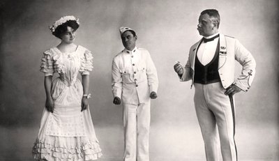 Florence Jameson, Reginald Switz und Alfred Clarke in einer Szene aus The Blue Moon, 20. Jahrhundert von Foulsham and Banfield