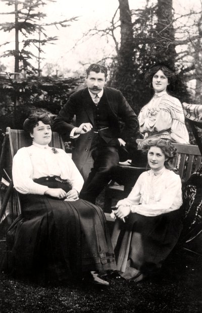 Zena 1887-1975 und Phyllis Dare 1890-1975, englische Schauspielerinnen, mit ihren Eltern, 1906 von Foulsham and Banfield