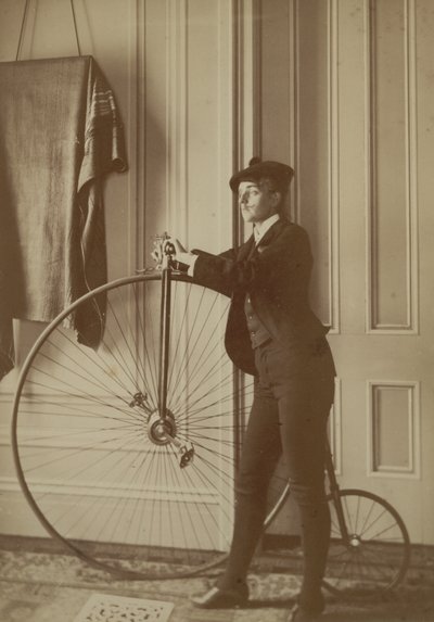 Im Haus mit einem Hochrad, ca. 1890 von Frances Benjamin Johnston