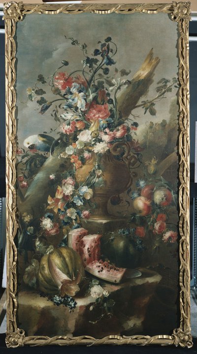 Blumen in einer skulptierten Urne, mit Melonen und Papagei von Francesco Guardi