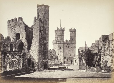 Carnarvon Castle, Innenansicht, Blick auf den Adler-Turm von Francis Bedford