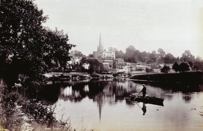 Die Stadt Ross-On-Wye, vom Ufer des Flusses aus gesehen. Im Vordergrund steht ein Mann auf einem Ruderboot von Francis Frith