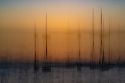 Verschwommene Sonnenuntergangssegelboote von Franco Tessarolo