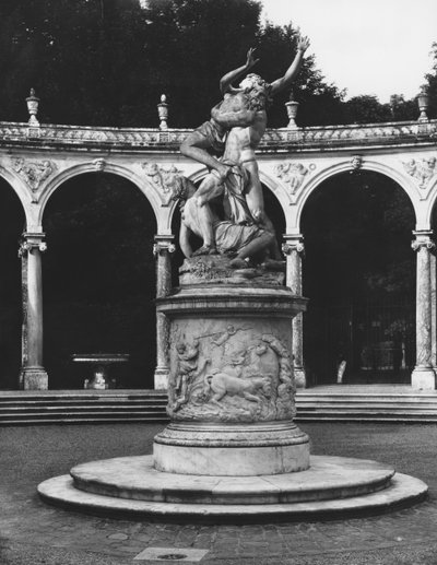 Raub der Proserpina durch Pluto, während eine ihrer Begleiterinnen sie zurückhält, Hain der Kolonnade von Francois Girardon
