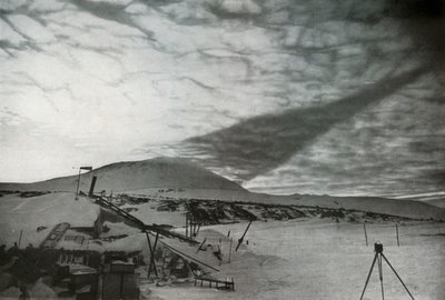 Der Schatten des Mount Erebus auf den Wolken, September 1911 von Frank Debenham