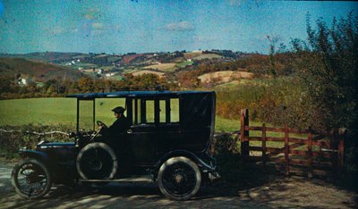 Frühe Farbauftochromaufnahme um 1916. Mann in einem Auto, vielleicht der Fotograf in England,... von Franklin Price Knott