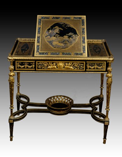 Schreibtisch aus lackiertem Holz von Francois Remond und Adam Weisweiler aus dem Kabinett von Königin Marie Antoinette in Saint Cloud. 1784. Paris, Louvre Museum von François Rémond