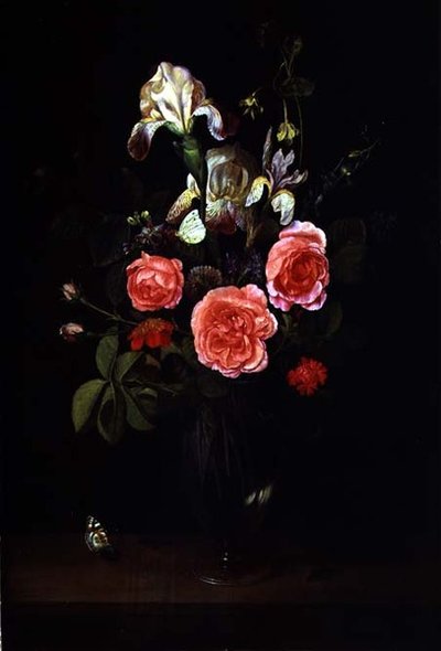Blumen in einer Glasvase mit einem Schmetterling auf einem Sims von Frans Ykens