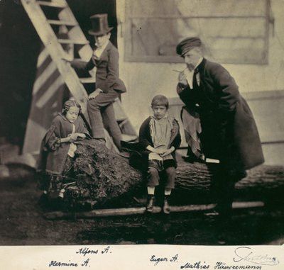 [Hermine, Alfons und Eugen Antoine und Mathias Höusermann auf einem umgestürzten Baum], 1850er-60er Jahre von Franz Antoine