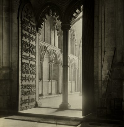 Ely-Kathedrale: Galiläa-Vorhalle vom Kirchenschiff von Frederick H. Evans