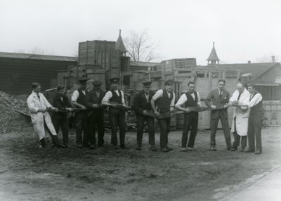 Eine 20 Fuß lange Python wird von elf Mitgliedern des Personals der Zoologischen Gesellschaft getragen, London Zoo, 1924 von Frederick William Bond