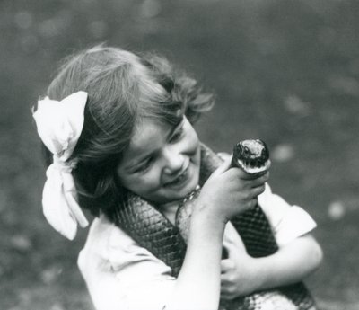 Ein junges Mädchen Betty hält eine östliche Indigo-Schlange, London Zoo, 1924 von Frederick William Bond