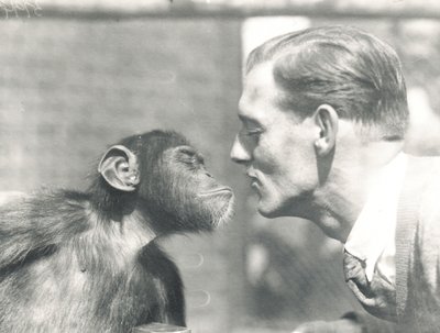 Booboo der Schimpanse und John Shelly im ZSL London Zoo, September 1927 von Frederick William Bond