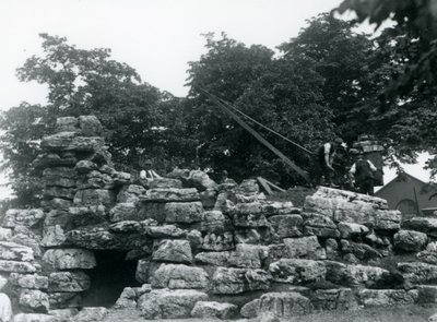 Bau des Eland-Antilopen-Geheges im Londoner Zoo, Juni 1924 von Frederick William Bond