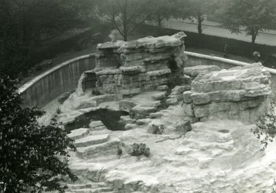 Affenhügel, gesehen von der Spitze der Mappin Terrassen, Londoner Zoo von Frederick William Bond